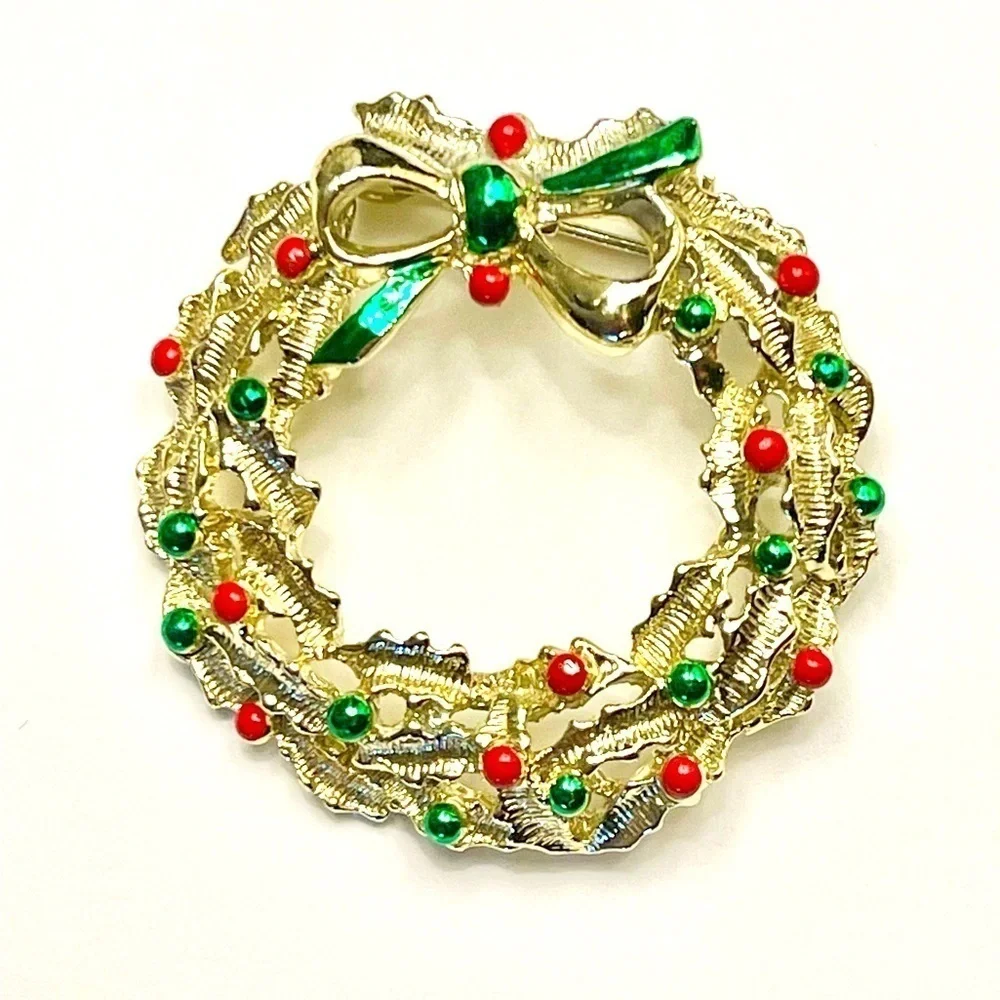Vintage GERRY'S Christmas Wreath Pin Enameled Gold Tone Brooch Costume Jewelry